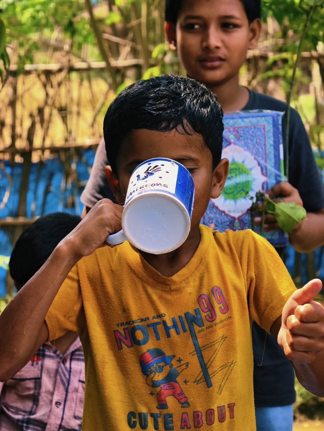 Enfant bénéficiaire en Inde avec mug Unissons