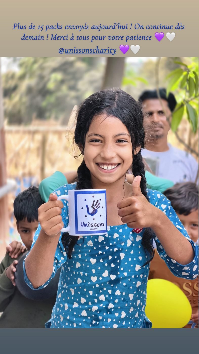 Bénéficiaire au Pakistan, distribution de mug Unissons